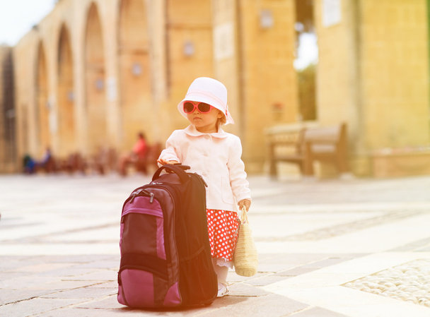 маленькая леди, путешествующая по городу Европе
 - Фото, изображение