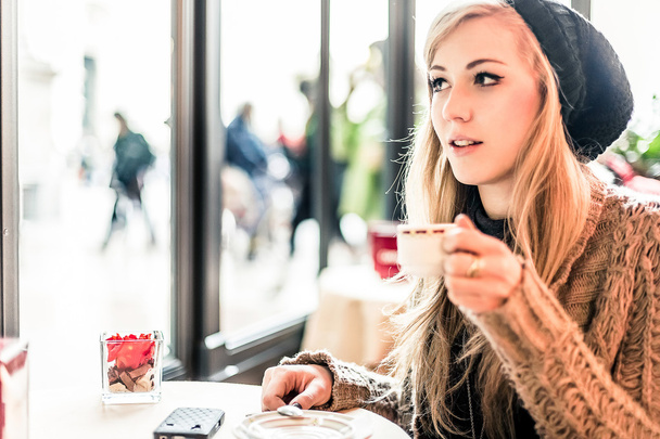 Woman drinking drinking coffee - Φωτογραφία, εικόνα
