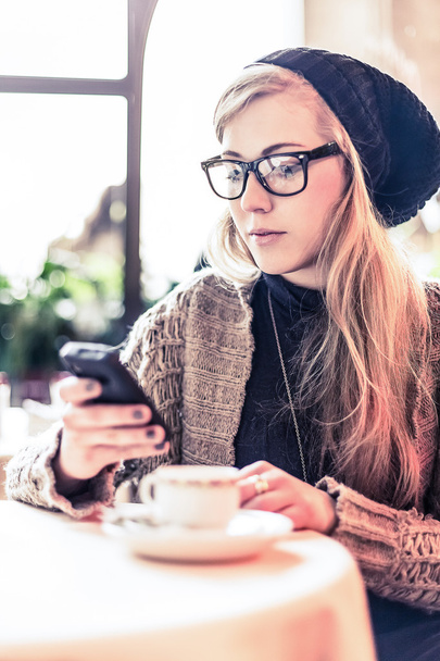 woman using mobile phone  in cafe - Zdjęcie, obraz