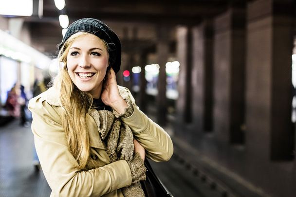 женщина на станции метро
 - Фото, изображение