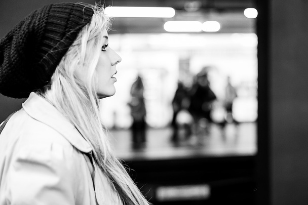 woman at the subway station - Foto, Imagem