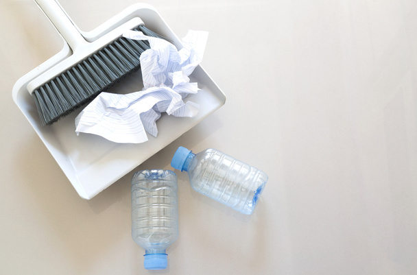 Un primer plano de los artículos de limpieza del suelo del hogar y el papel, bot
 - Foto, Imagen
