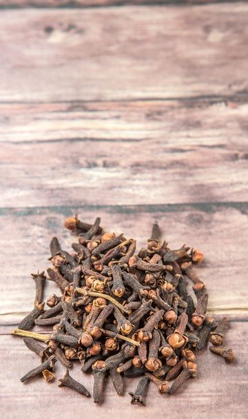 Cloce Spices On Weathered Wood - Fotó, kép