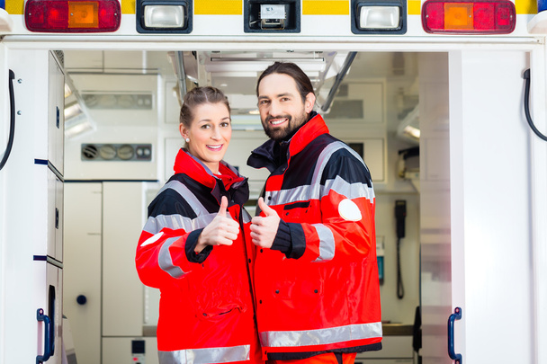Médico de urgencias frente a la ambulancia
   - Foto, imagen