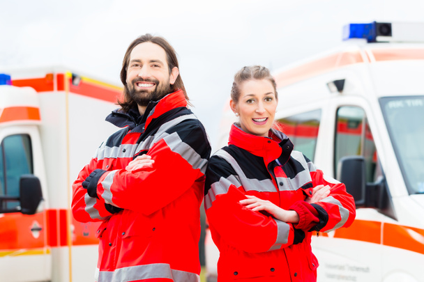 Medico di emergenza e paramedico con ambulanza
   - Foto, immagini
