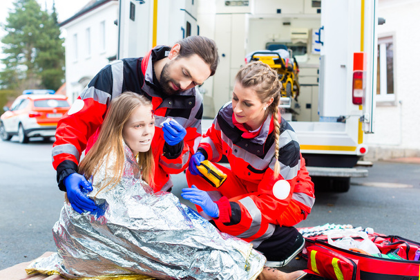 Medico di ambulanza che aiuta la donna ferita
 - Foto, immagini