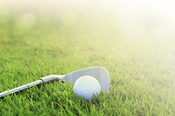 Club de golf et balle dans l'herbe - Photo, image