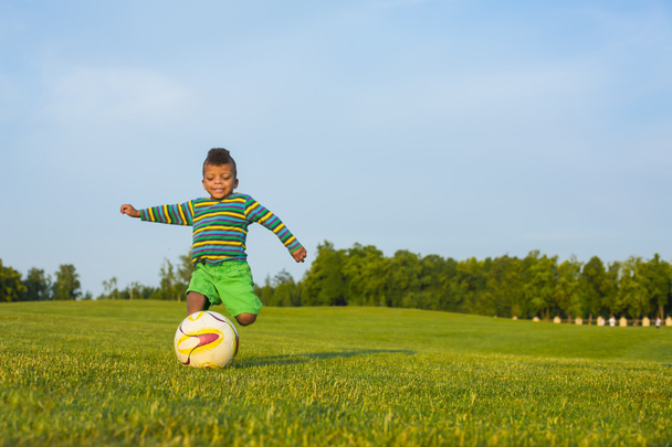 Mignon enfant joue au football
. - Photo, image
