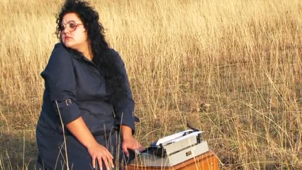 Смішна жінка Автор чекає натхнення на природі
 - Кадри, відео