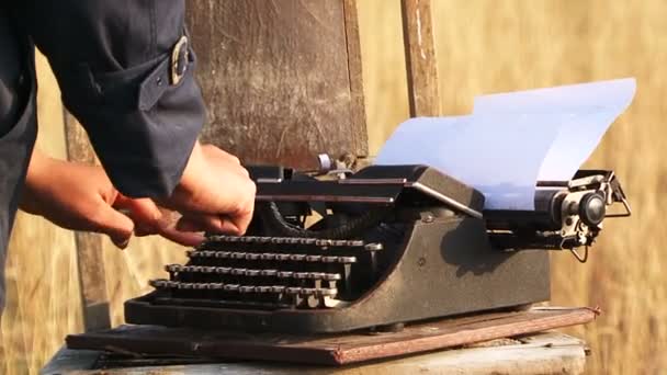 Frau tippt auf manueller Oldtimer-Schreibmaschine in der Natur - Filmmaterial, Video