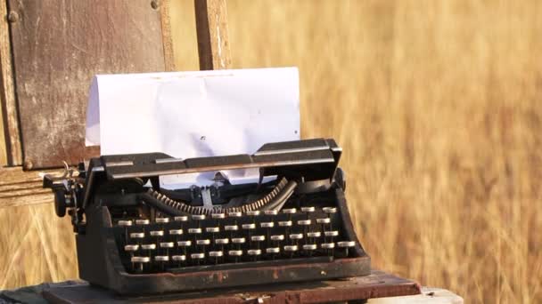 Máquina de escrever vintage manual com folha de papel na natureza
 - Filmagem, Vídeo
