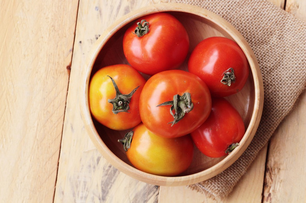 verse tomaat op hout achtergrond - Foto, afbeelding