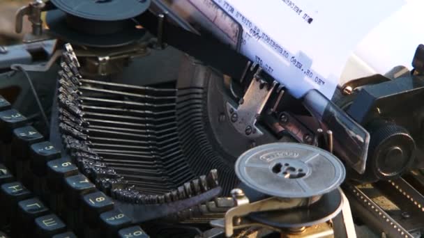 Manuelle Schreibmaschinentasten bewegen sich beim Tippen - Filmmaterial, Video