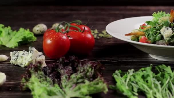 saláta garnélarák és összetevői. - Felvétel, videó