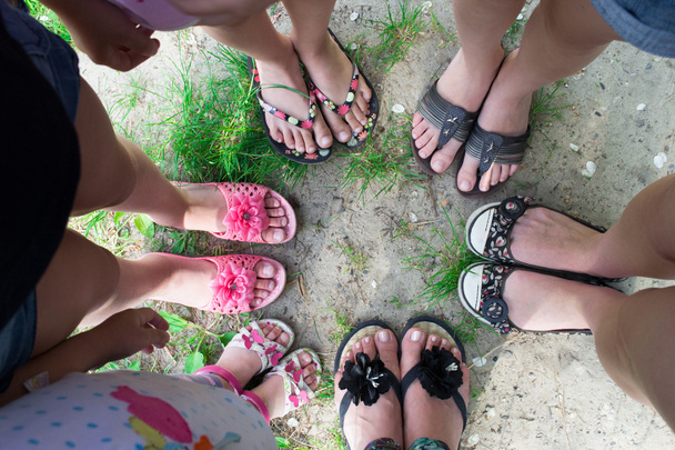 Grupo de chicas de pie en un círculo en un prado de primavera
 - Foto, Imagen