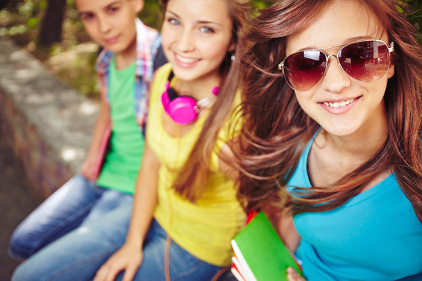 девочка-подросток в солнечных очках и ее друзья
 - Фото, изображение