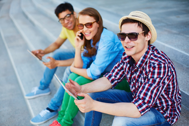 парни с планшетами ПК и девушка с сотовым телефоном
 - Фото, изображение