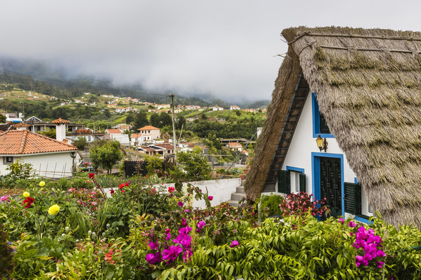 Perinteinen maalaistalo Santanassa Madeiralla, Portugalissa
. - Valokuva, kuva