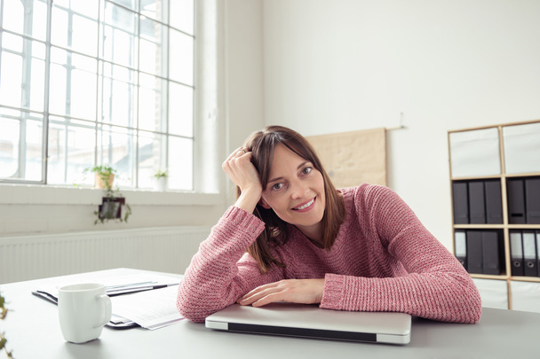 Smiling businesswoman taking a break at the office - Фото, зображення