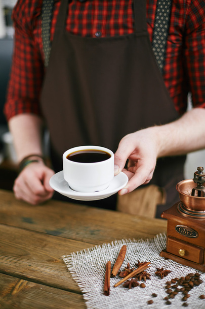 Barista bedrijf kopje zwarte koffie - Foto, afbeelding