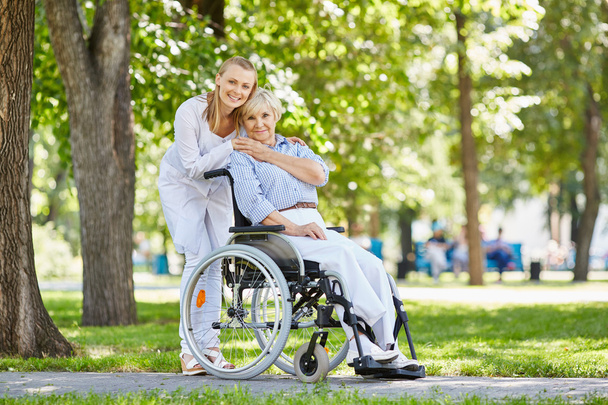 infermiera con paziente anziano in sedia a rotelle
 - Foto, immagini