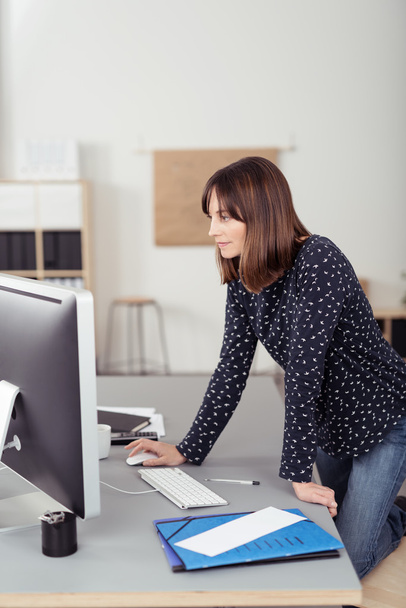 Office Woman using her Computer - Zdjęcie, obraz