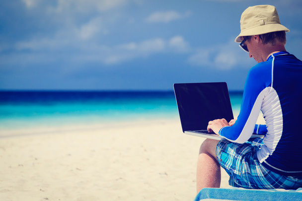 ember a laptop a tengerparti nyaralás - Fotó, kép