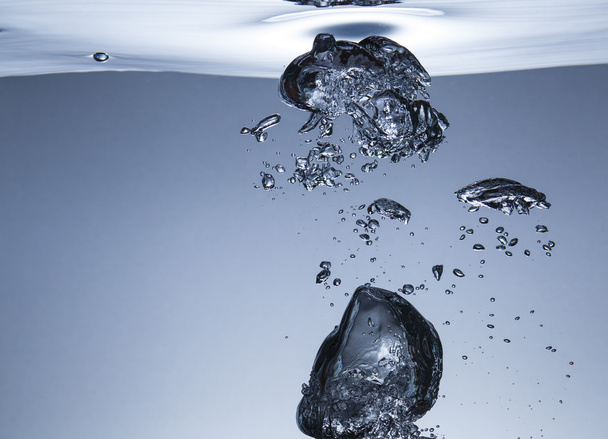 Bolle d'aria in acqua, simili al metallo liquido
 - Foto, immagini