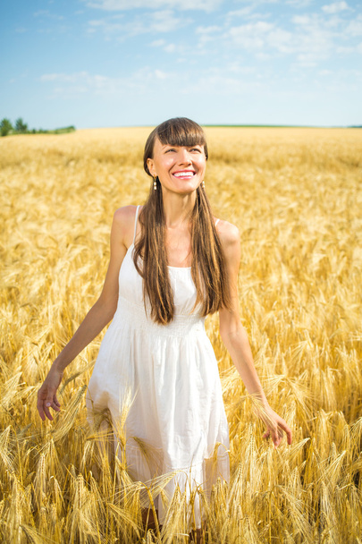 girl enjoy nature in the wheat field - Fotoğraf, Görsel