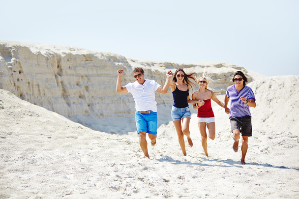 az emberek fut le homokos strand - Fotó, kép