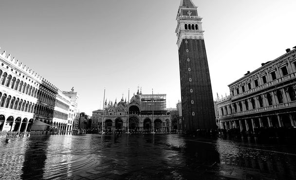 Καμπαναριό Αγίου Μάρκου της Βενετίας και τον καθεδρικό ναό - Φωτογραφία, εικόνα