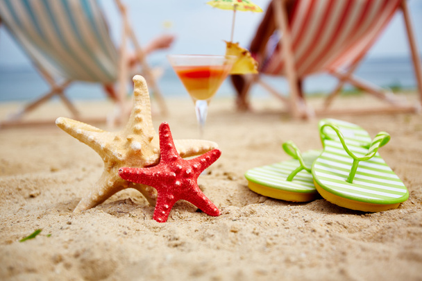 mořské hvězdy na pláži s koktejlem a přepínače - Fotografie, Obrázek