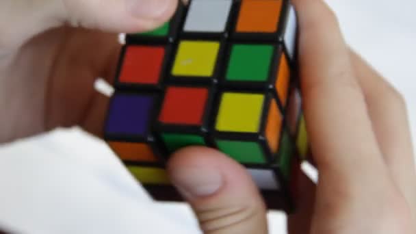 człowiek rozwiązywania Rubiks Cube - Materiał filmowy, wideo