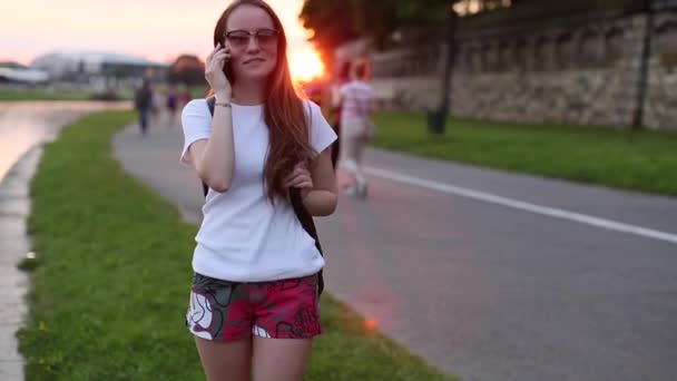 εφηβικό κορίτσι μιλάει στο κινητό τηλέφωνο - Πλάνα, βίντεο