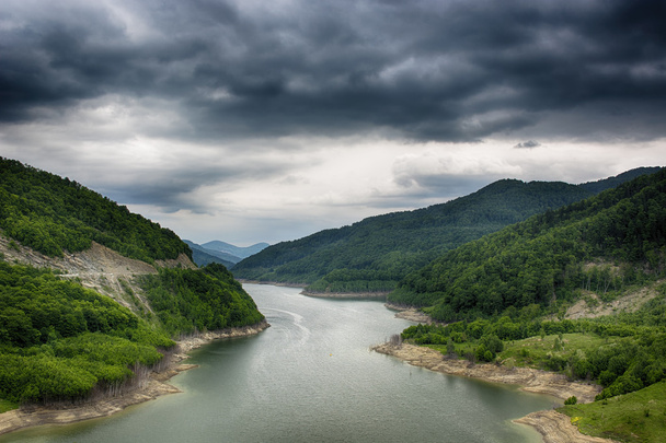 La presa del lago Siriu. hermoso paisaje del embalse del lago Siriu, Buzau, Rumania
 - Foto, imagen