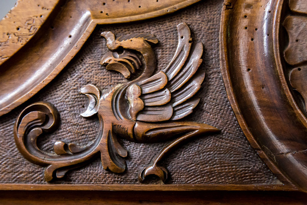 Phoenix figura esculpida na madeira
 - Foto, Imagem