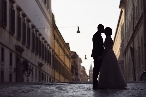 Silhouette of a young bride and groom lover on street of Rome, I - Foto, Imagem