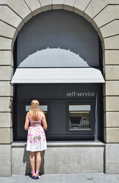 красива дівчина в банкоматі
 - Фото, зображення