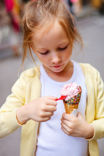 Little girl eating ice cream - Zdjęcie, obraz