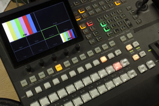 кнопка на панели управления телевизионного оборудования
 - Фото, изображение