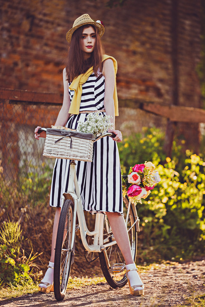 девушка на велосипеде в деревне
 - Фото, изображение