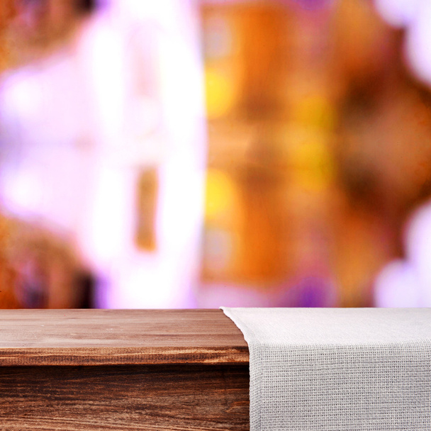Порожній дерев'яний стіл з серветкою на світлому фоні
 - Фото, зображення