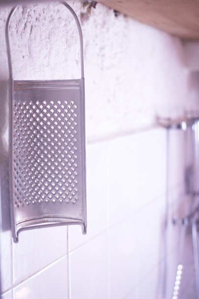 Kitchen utensil grater on wall - Φωτογραφία, εικόνα