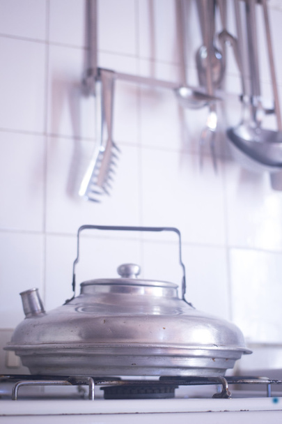 Utensilios de cocina y hervidor de agua en estufa de gas
 - Foto, Imagen