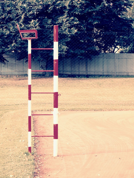 Asiento de árbitro en la cancha de voleibol o tenis al aire libre
      - Foto, imagen