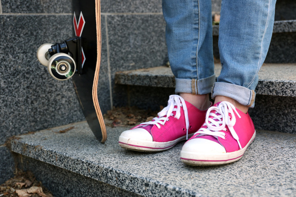 Young skateboarder in gumshoes - Foto, afbeelding