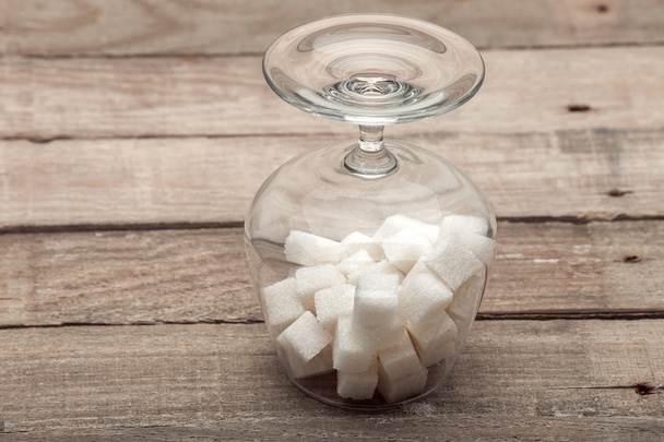 El vaso de coñac lleno de azúcar refinada
 - Foto, Imagen