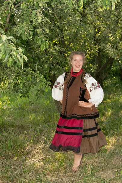 young girl, Ukrainian national costume, standing barefoot on the - Foto, afbeelding