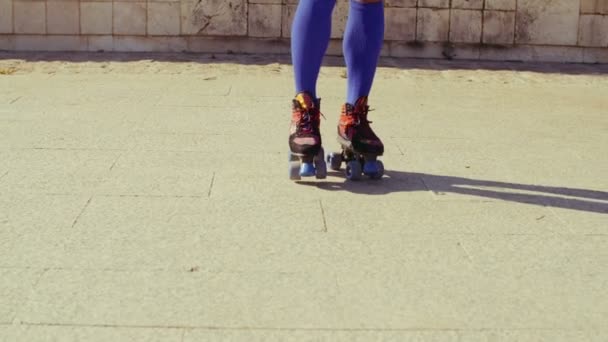 Lányok láb lovaglás görkorcsolya - Felvétel, videó
