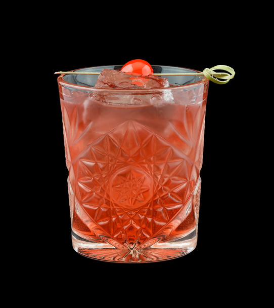 Bebida roja con cereza al maraschino aislada sobre negro
 - Foto, imagen